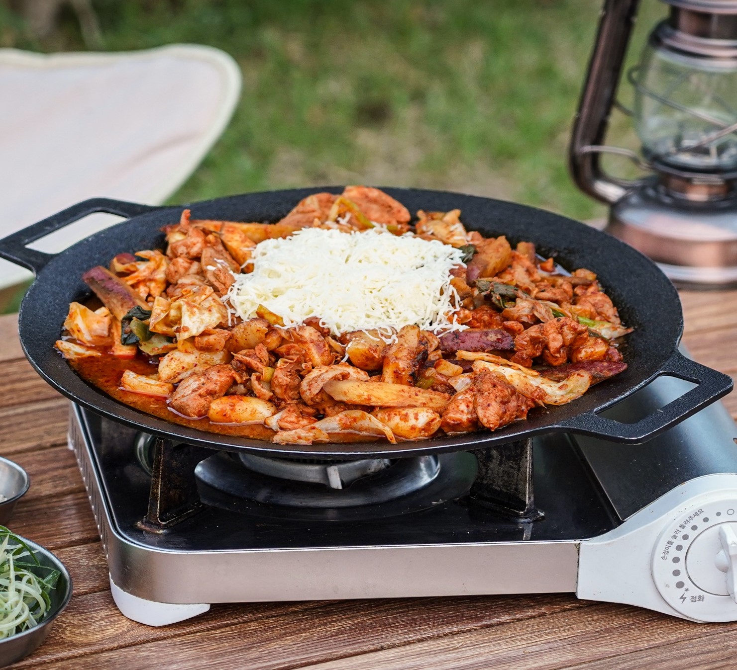 통나무집닭갈비 춘천 닭갈비 밀키트 택배 홈파티 캠핑요리 캠핑음식 넓적다리 양념 야채 세트