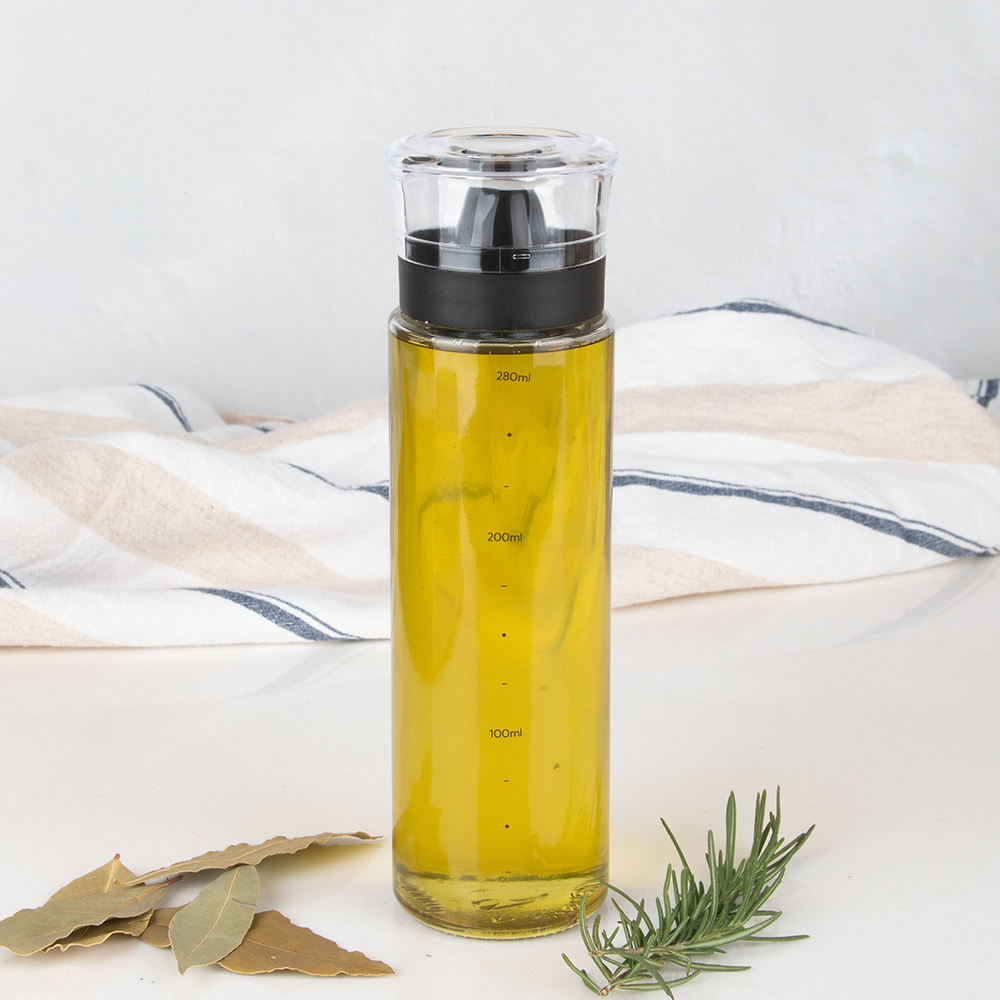 가정에서도 간편하게! 유리 양념통과 오일병으로 요리의 품격 높이기