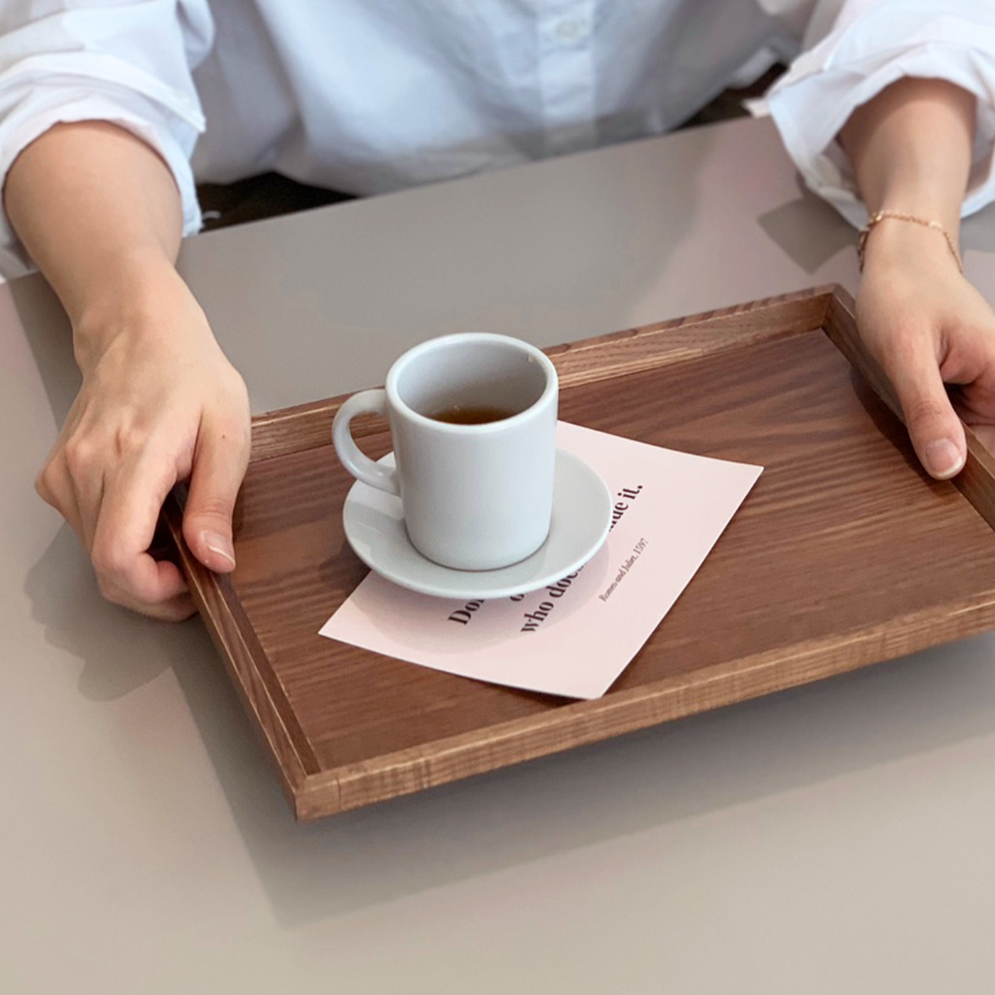 집에서 쉽게 쓰는 원목 트레이, 실용적이고 멋스럽게 활용하는 방법