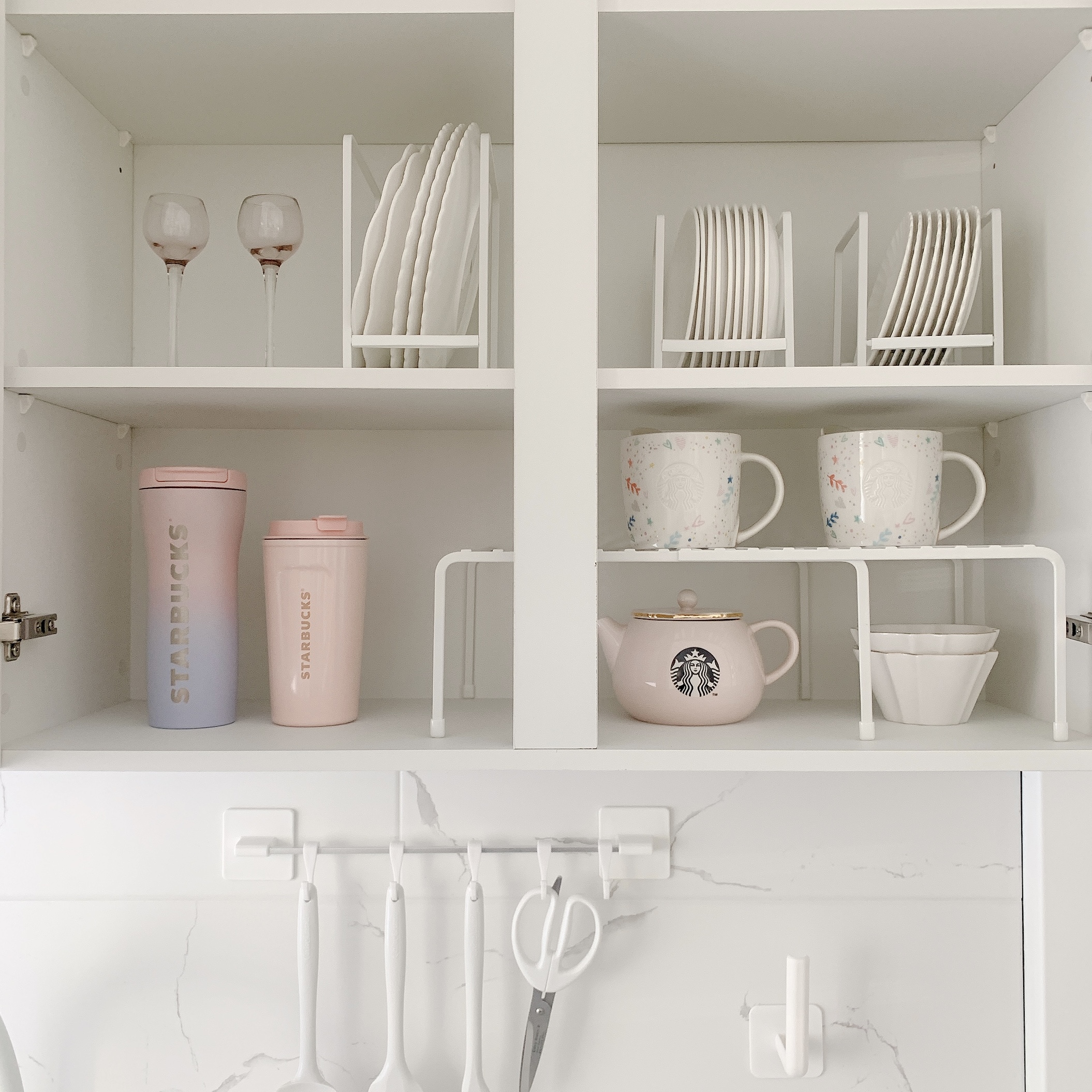 주방 정리의 필수템! 길이 조절이 가능한 후라이팬과 그릇 정리선반