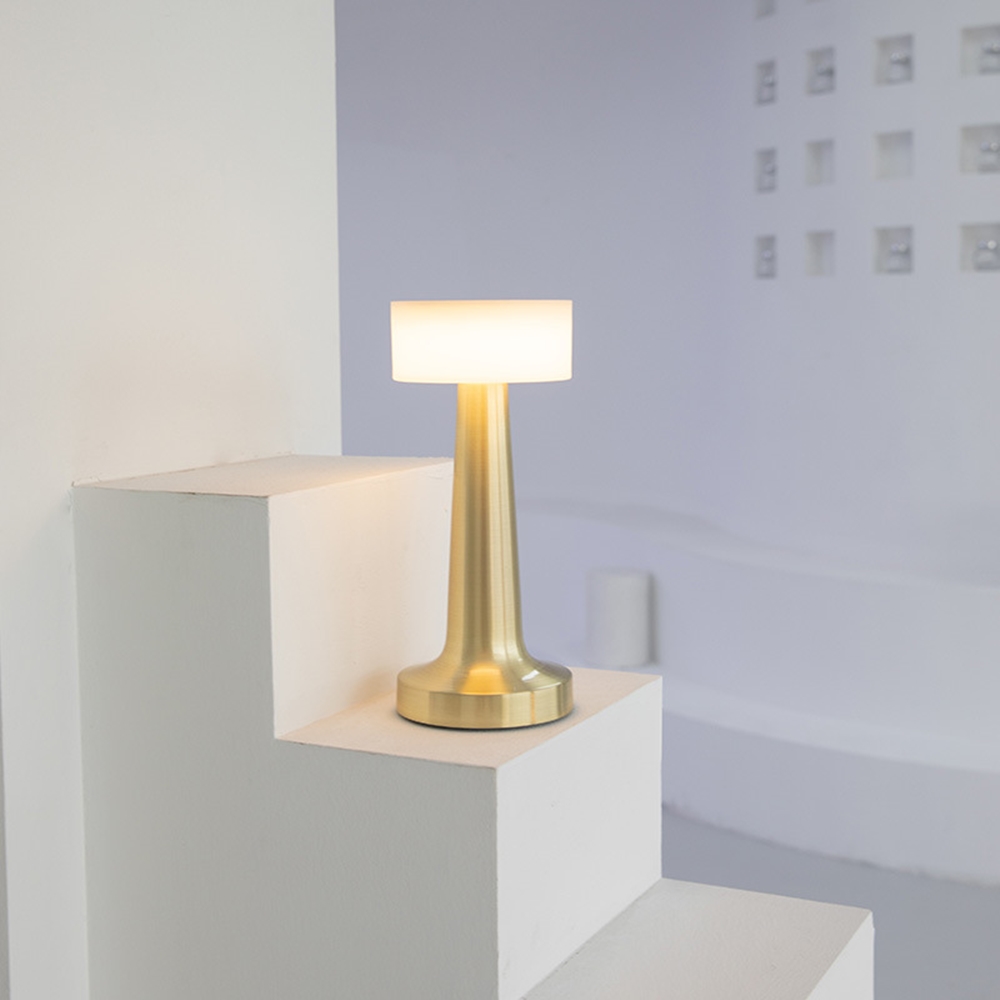 침실 분위기를 한층 더 아늑하게 만들어주는 무선 스탠드 조명 추천