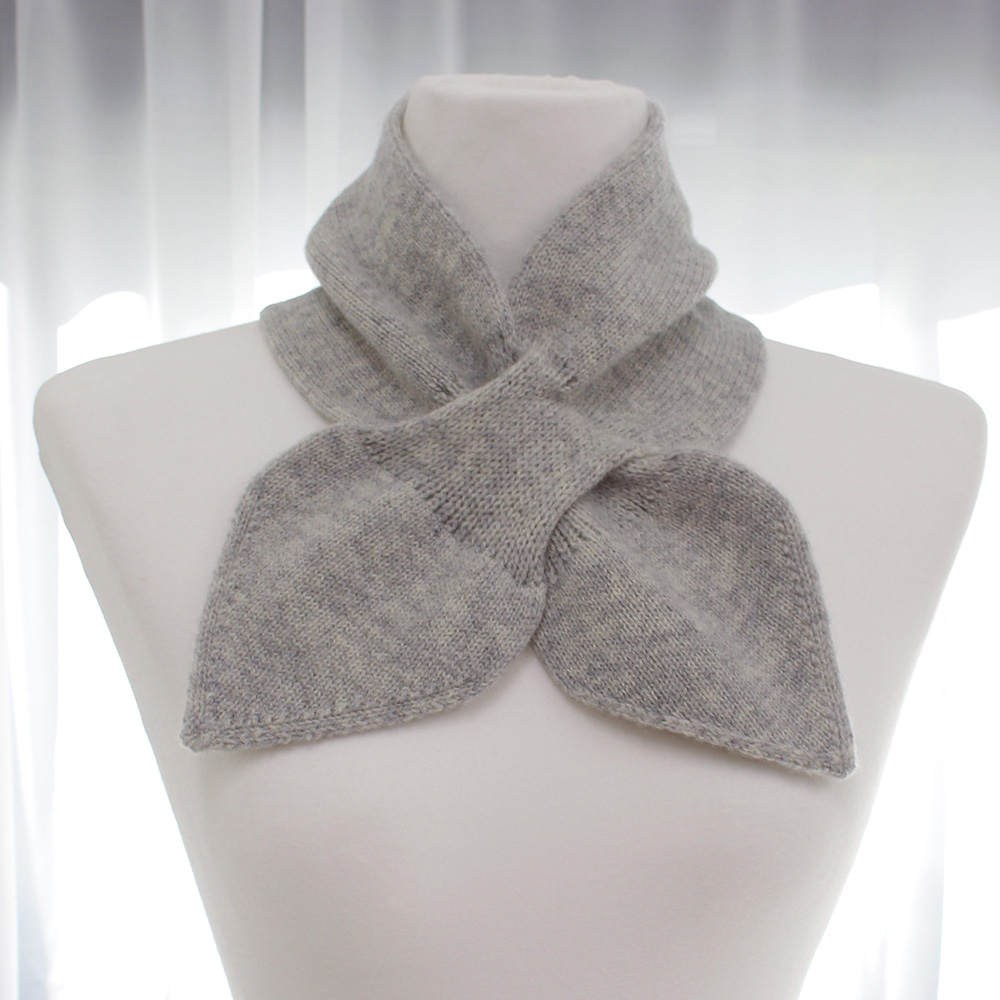 포근하고 세련된 캐시미어 숏 머플러, 리본 디테일로 포인트를 더하세요!