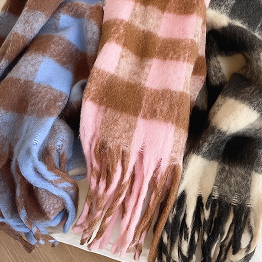 겨울철 따뜻함을 더하는 여성과 남성용 체크 캐시미어 목도리 추천