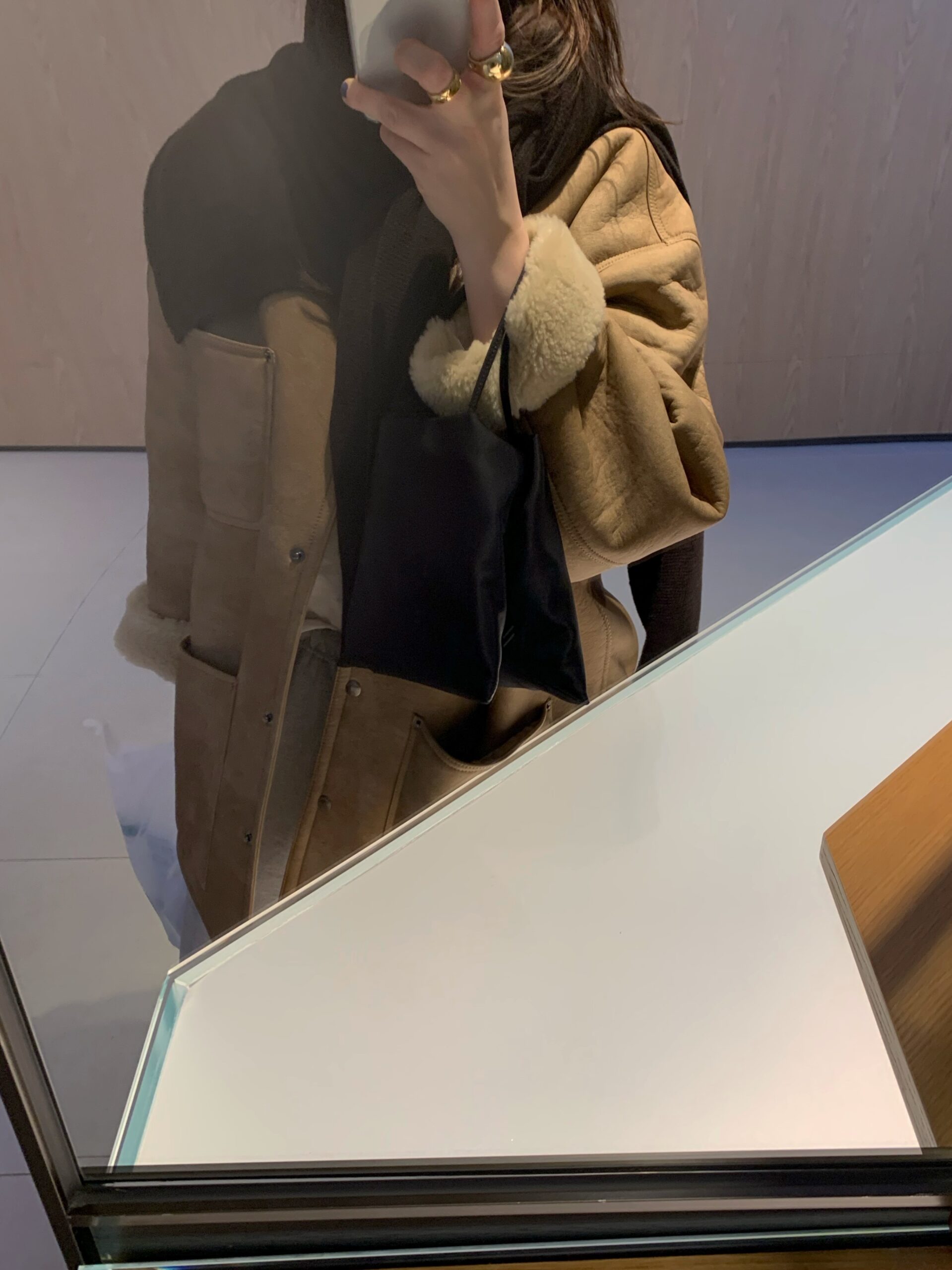 포근하고 스타일리시한 숄과 머플러, 어떤 옷에 매치할까 고민될 때