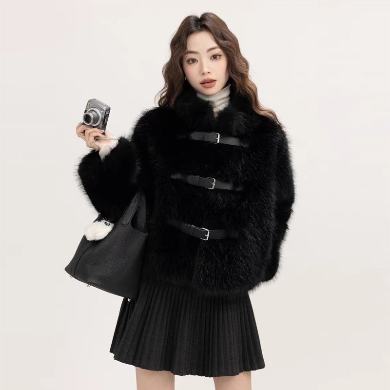 포근하고 세련된 하이넥 퍼 자켓, 숏기장으로 스타일 UP!