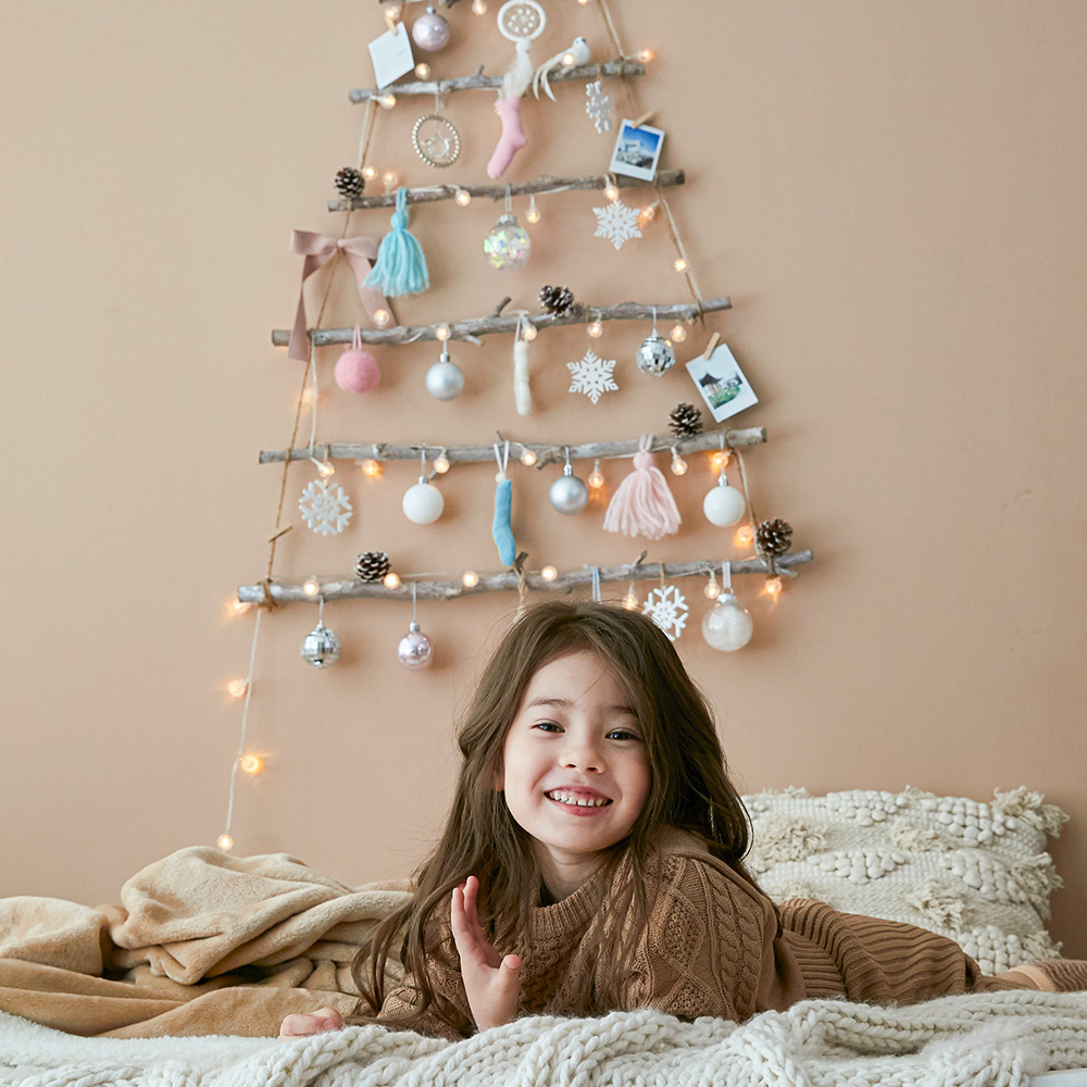 집에서도 쉽게 만드는 크리스마스 벽트리, 따뜻한 분위기를 연출해보세요!