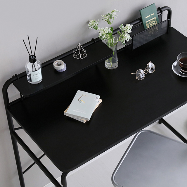 집에서 편하게 사용할 수 있는 깔끔한 검은색 책상 추천