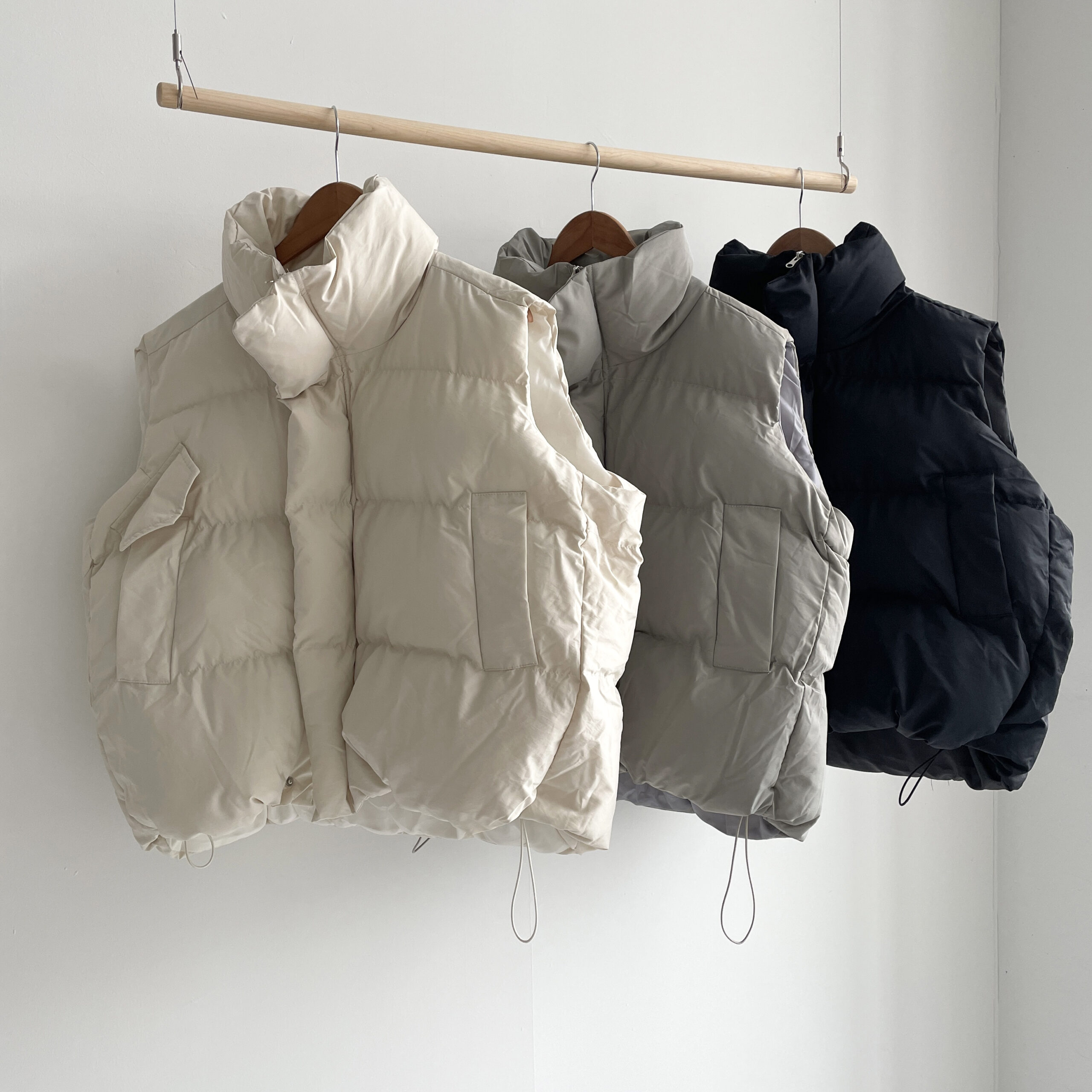 편하게 입기 좋은 오버사이즈 패딩 조끼, 스트링 디테일과 하이넥으로 포인트를!