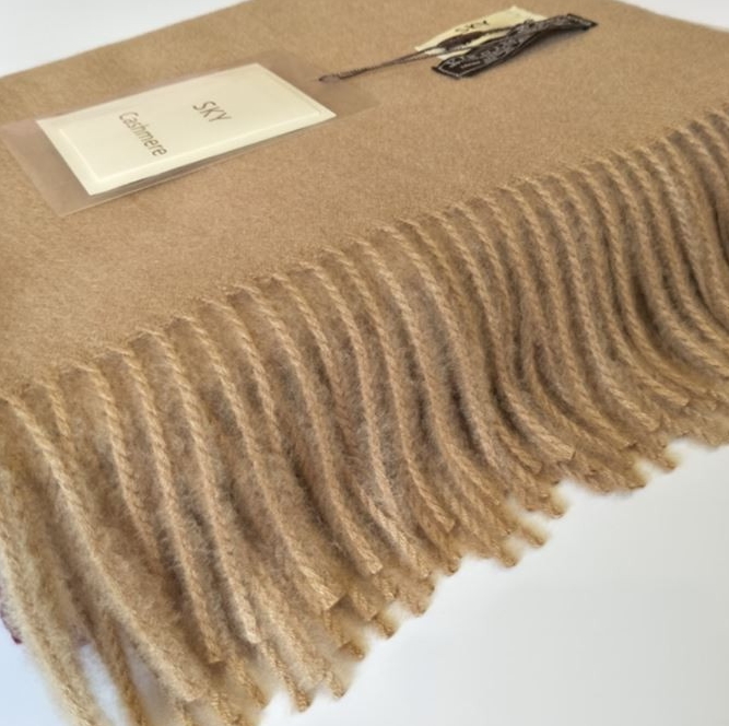 포근하고 따뜻한 캐시미어 목도리, 연인과 함께하는 겨울 스타일링 추천!