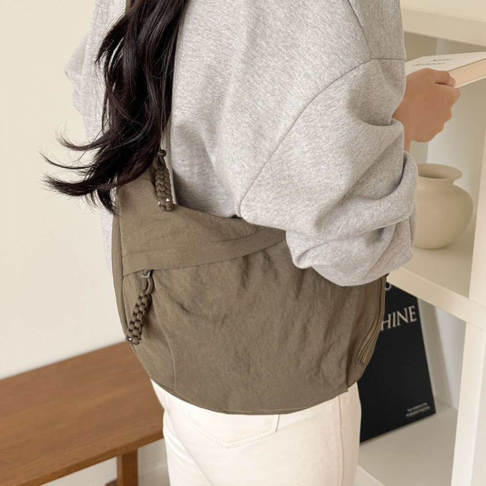 여행 갈 때 딱 좋은 유럽풍 크로스백, 가볍고 실용적인 반달 가방 추천!