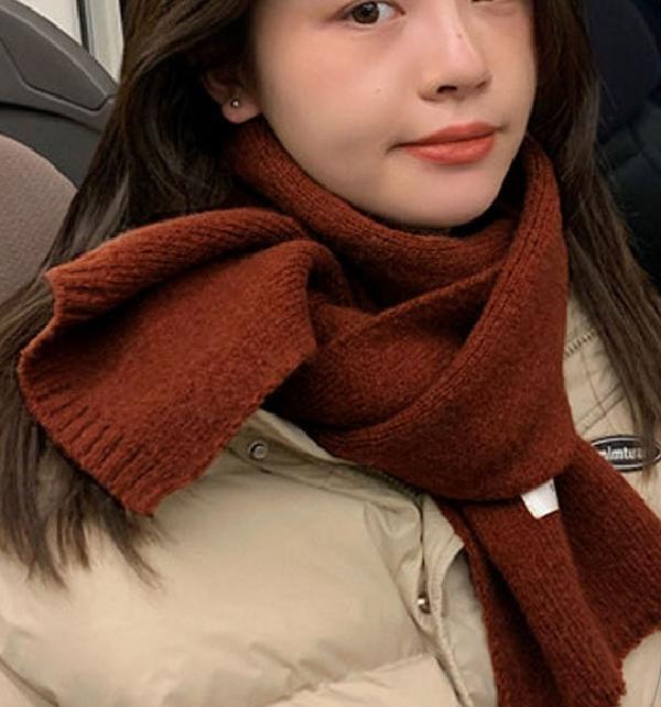 일상에서 따뜻함을 더하는 짧은 코발트 블루 목도리 추천