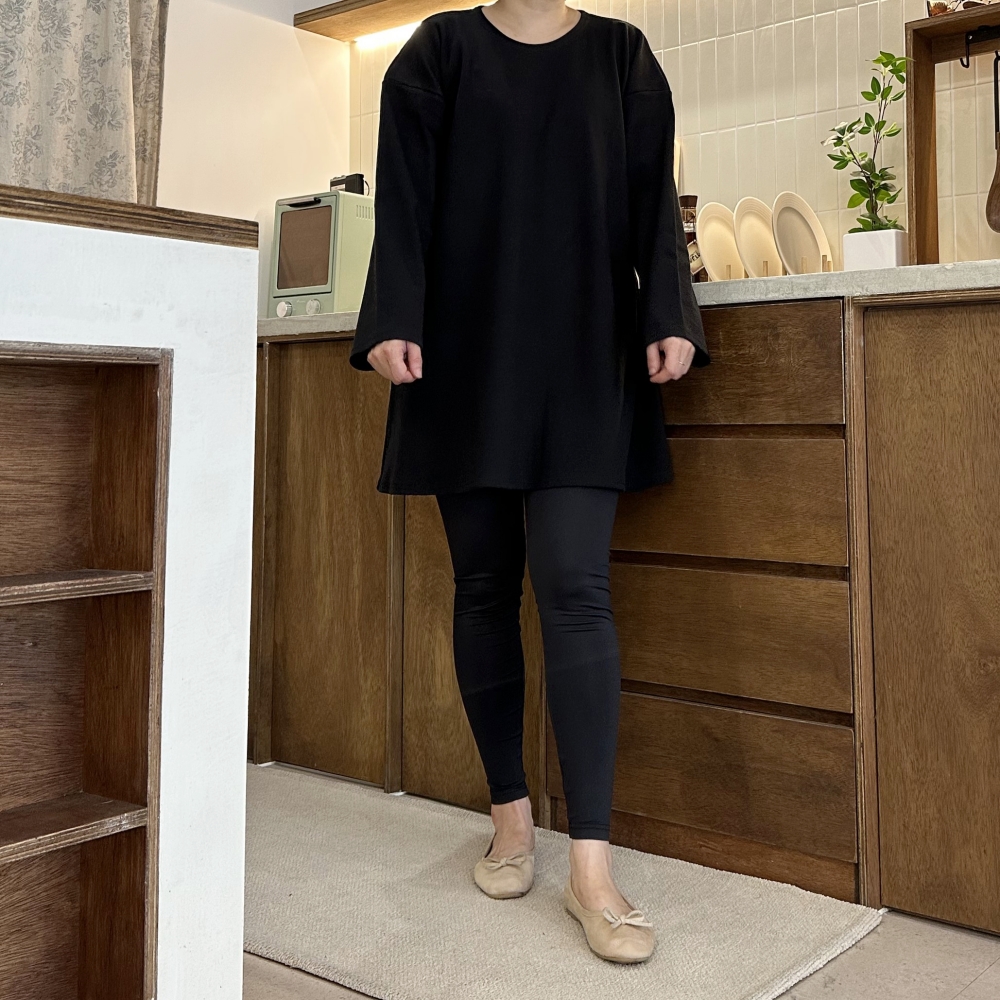 편안하게 입기 좋은 대형 A라인 긴팔 티셔츠, 블랙 컬러로 스타일 UP!