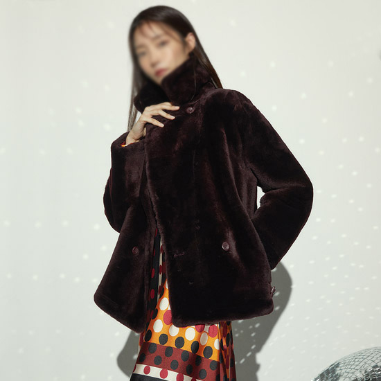 편하게 입기 좋은 스페인산 무스탕 재킷, 리버시블 더블 버튼 디자인 추천!