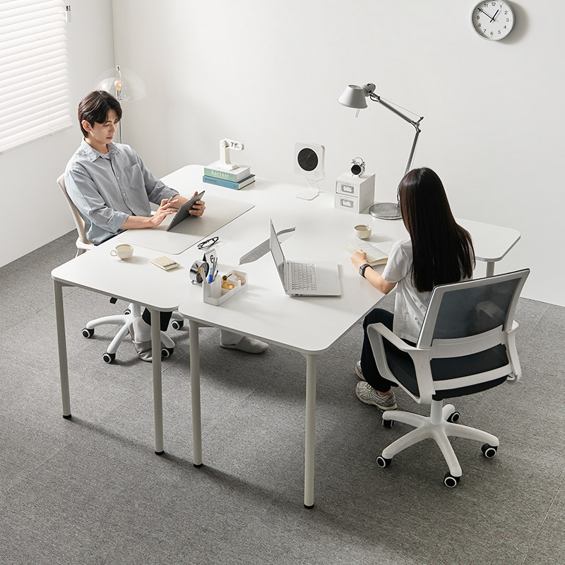 집에서 편하게 일할 수 있는 넓은 책상 추천! 깔끔한 화이트 컬러로 인테리어까지 완벽하게