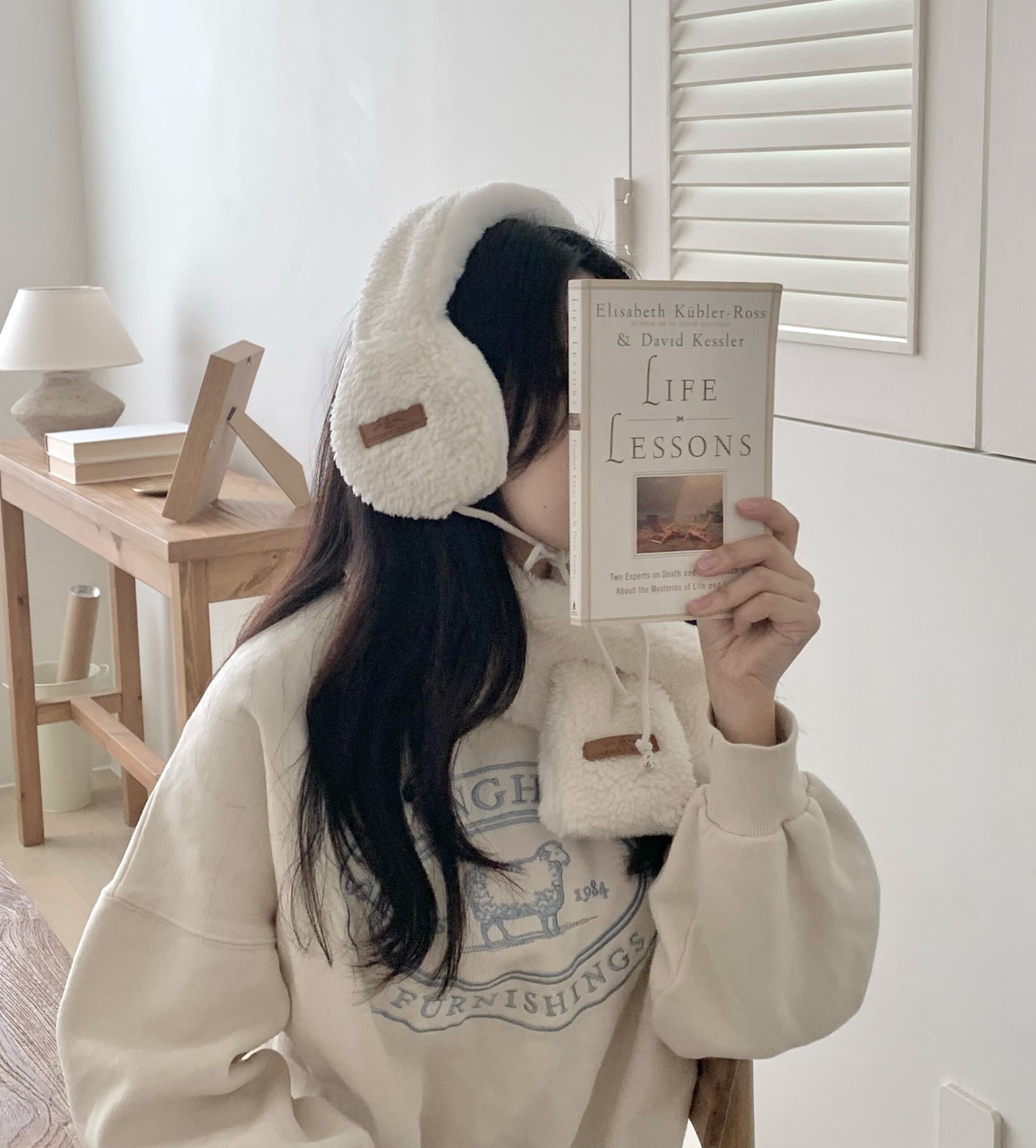 남녀 모두 좋아하는 귀여운 아이보리 목도리, 따뜻하고 부드럽게 감싸줄 숏 니트 머플러