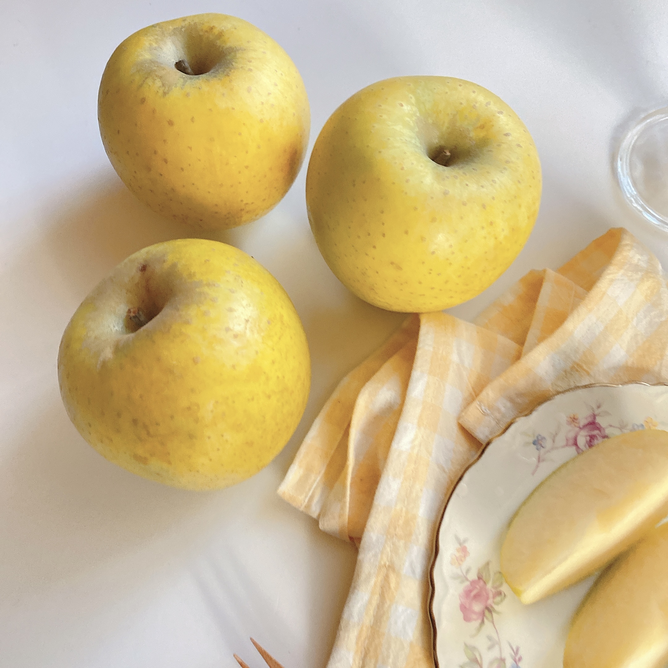 달콤하고 신선한 사과 한 상자, 지금 바로 만나보세요!