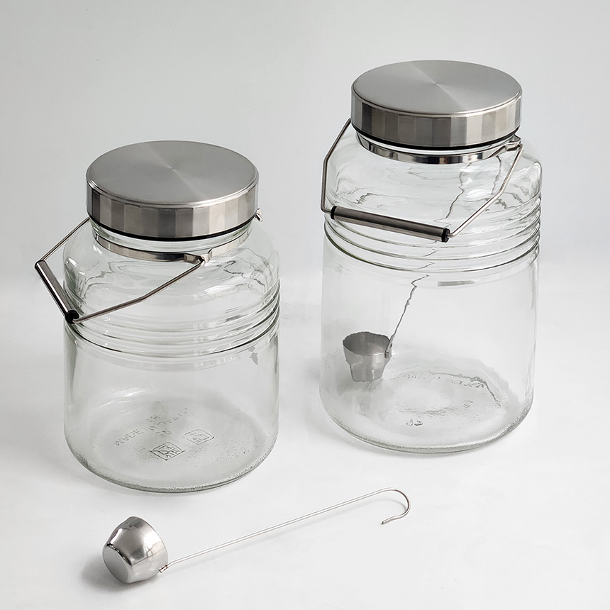 가정이나 사무실에서 유용하게 쓰이는 유리 저장병, 스텐 뚜껑이 달린 1리터 용량