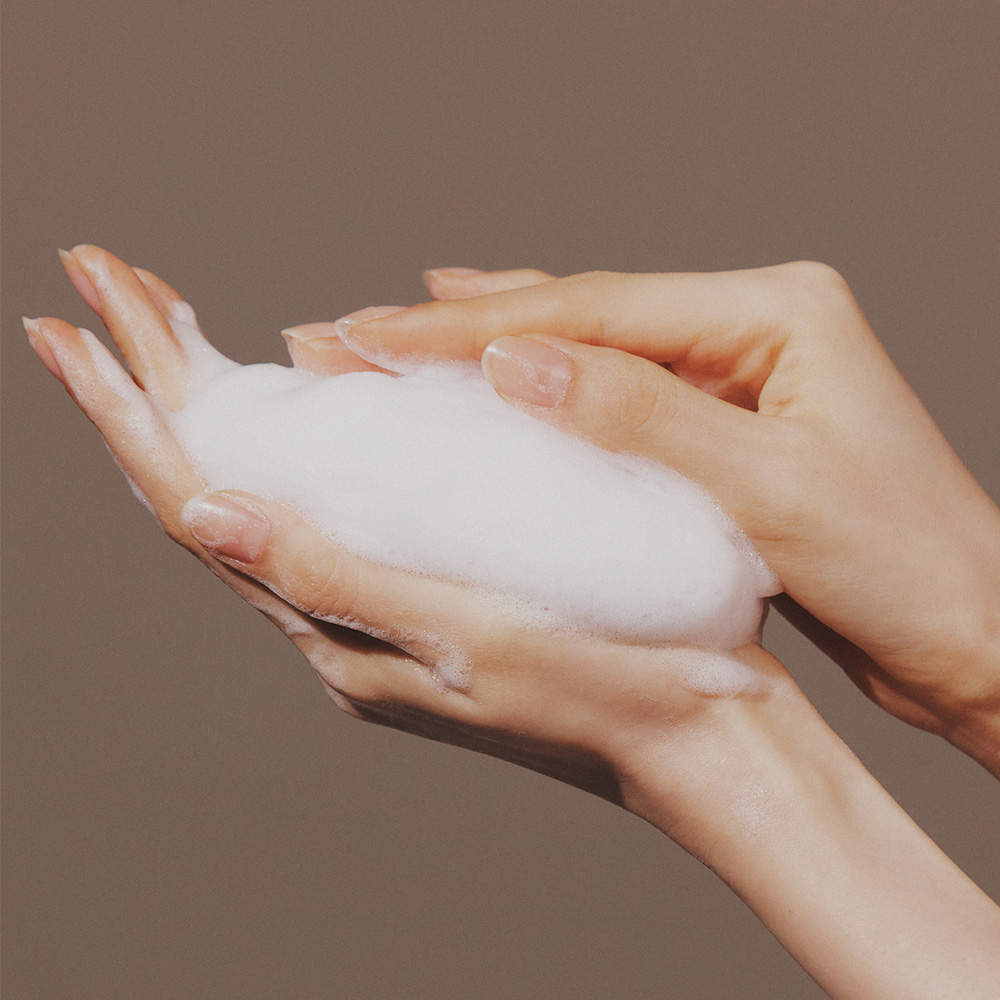 일상 속 피부를 깨끗하게! 에이지투웨니스 아미노 모이스처 클렌징폼 추천