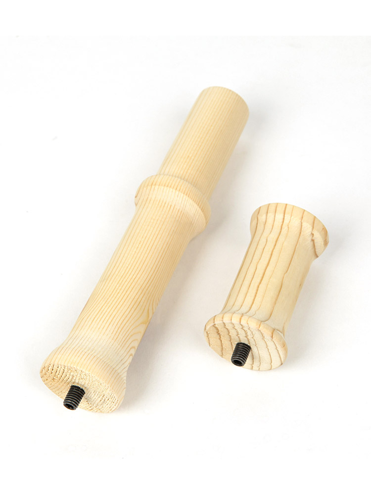 차량에서 편하게 사용할 수 있는 나무 소재의 다용도 테이블 추천