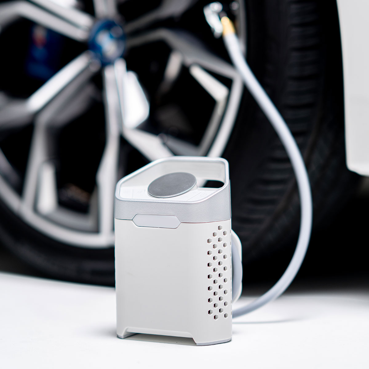 휴대하기 편한 타이어 공기압 체크기, 간편하게 공기 주입하세요!