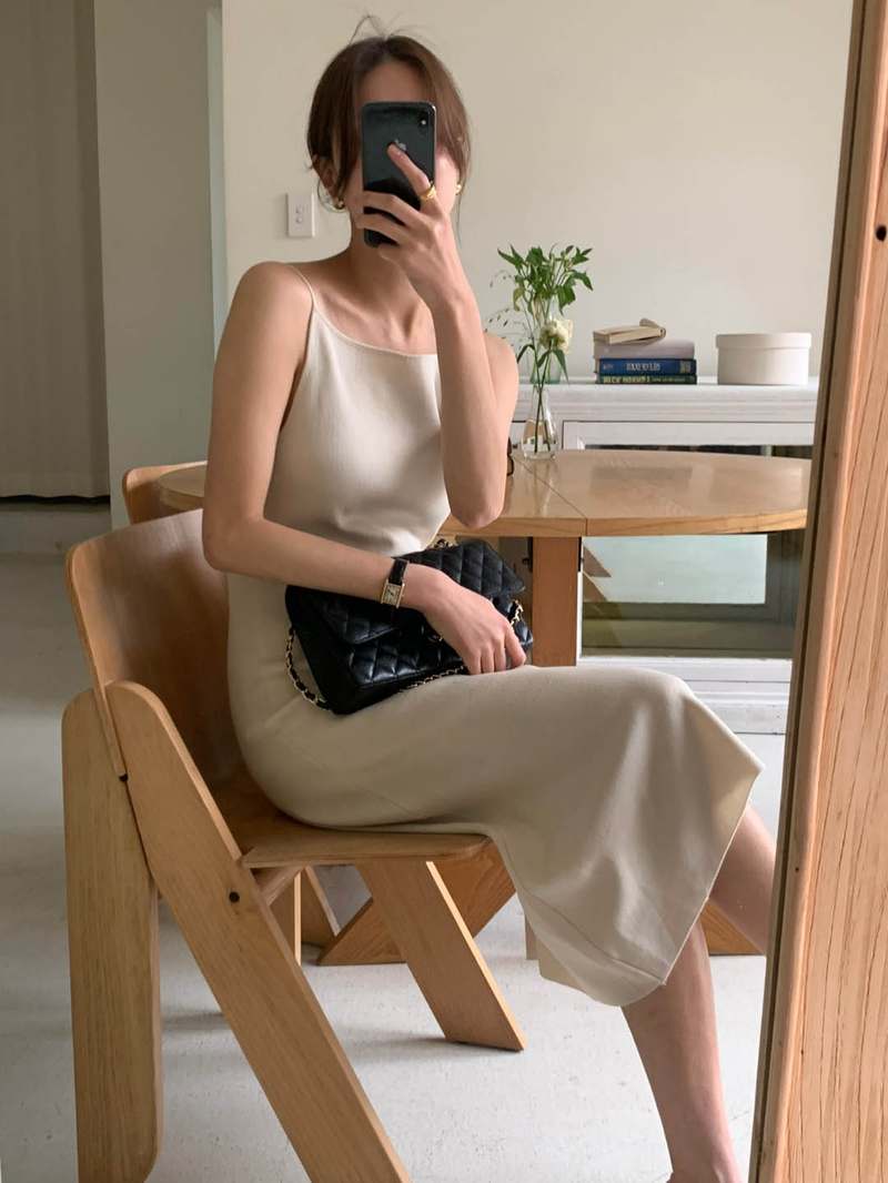 편하게 입기 좋은 백리스 롱 원피스, 특별한 날에도 딱 좋아요!