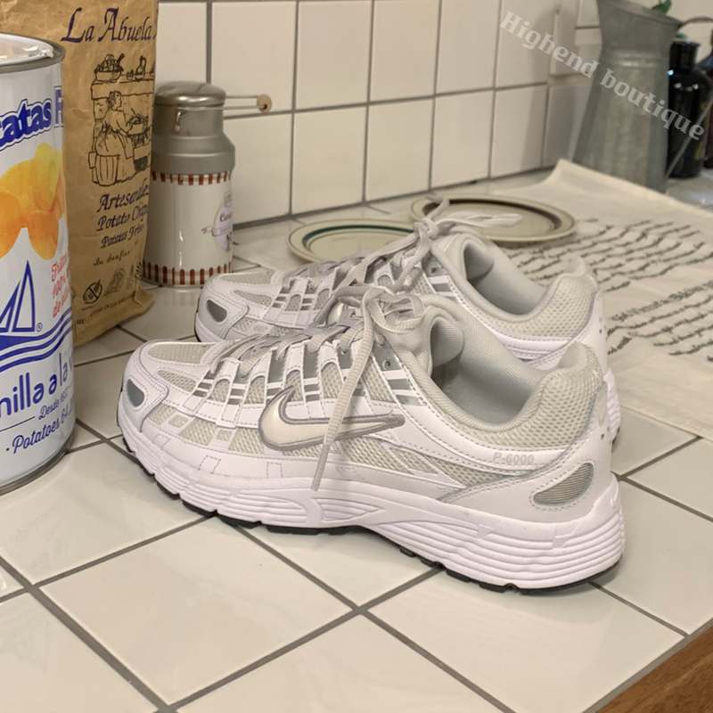 편하게 신고하는 여성용 키높이 러닝화, 여름철에 딱인 메탈릭 실버와 화이트 컬러 추천!