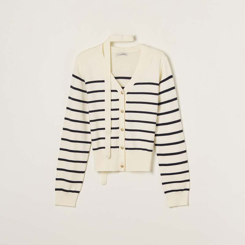 편하게 입기 좋은 스트라이프 가디건, 금장단추 포인트로 멋내기!