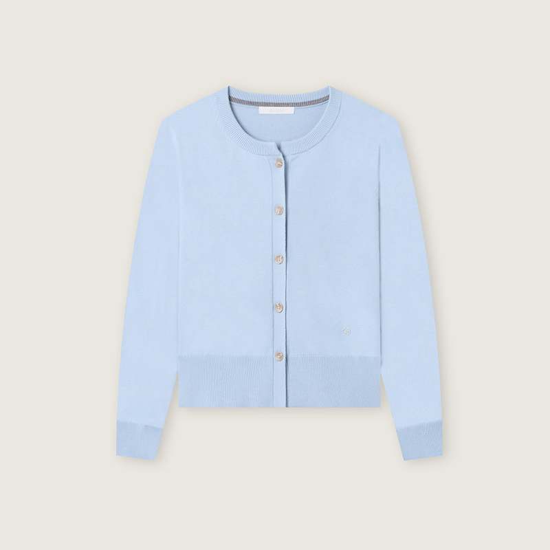 편하게 입기 좋은 라운드넥 긴팔 가디건, 어떤 옷과 매치하면 좋을까?