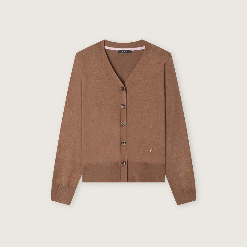 편하게 입기 좋은 브이넥 긴팔 가디건, 어떤 옷과 매치하면 좋을까?