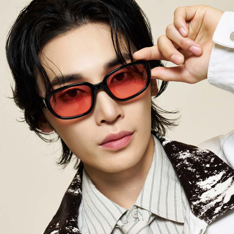 일상에서 멋지게 착용하는 오벌형 사각 틴트 선글라스 추천!