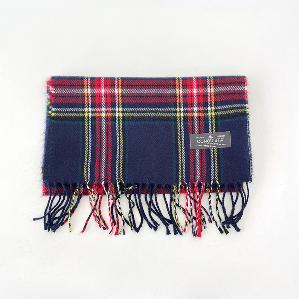 겨울철 따뜻함을 더하는 체크 무늬 목도리, 남녀 모두 어울려요!