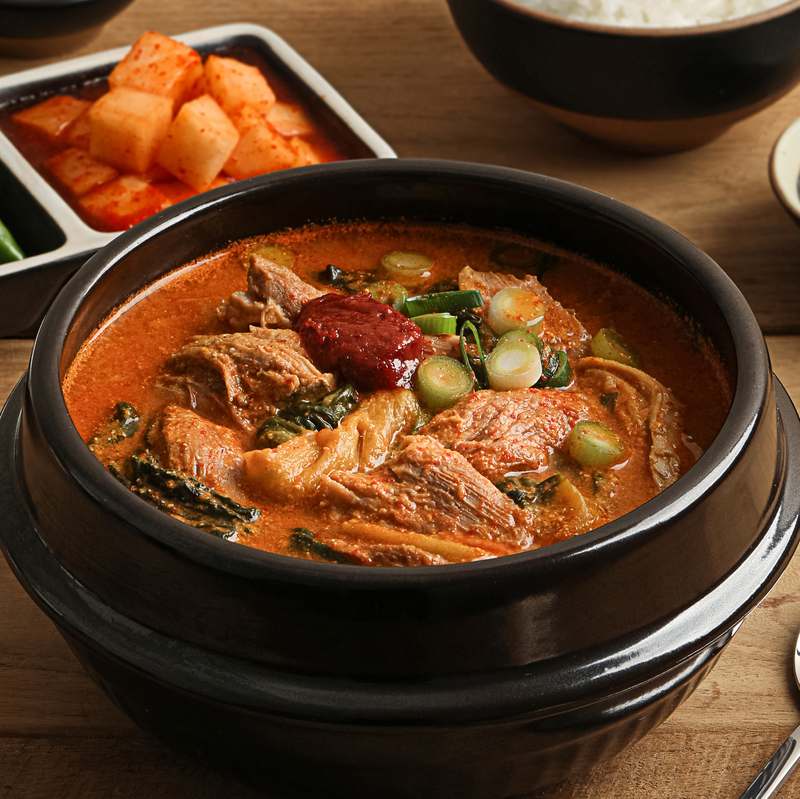 캠핑이나 집에서 간편하게 즐기는 순살 뼈해장국과 감자탕 추천!