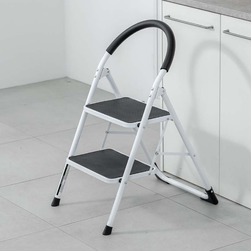 집에서 간편하게 사용하는 접이식 사다리, 안전하고 실용적이에요!