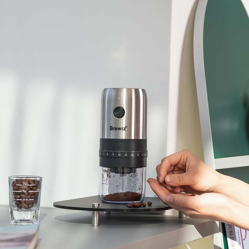 가정에서도 간편하게 사용하는 무선 원두 분쇄기, 40단계 조절 가능!