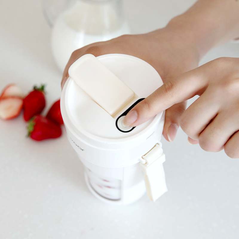 가볍고 편리한 휴대용 믹서기, 어디서든 간편하게 사용하세요!