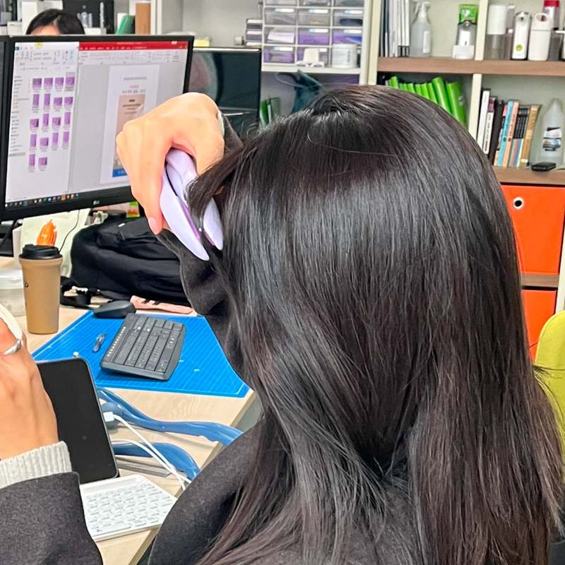 작고 가벼운 무선 고데기로 손쉽게 앞머리 볼륨 UP!