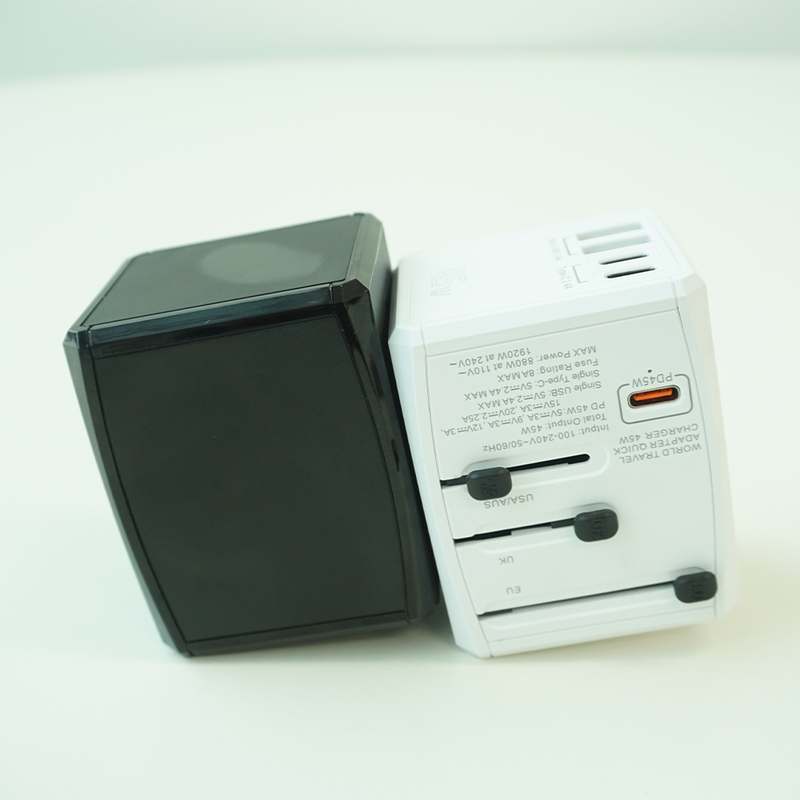 여행 갈 때 꼭 챙기고 싶은 멀티 어댑터, 간편하게 해외에서도 충전하세요!