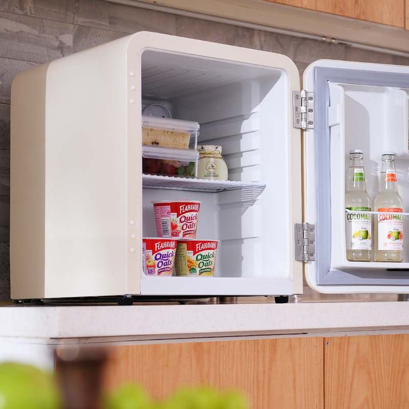 작은 공간도 멋지게! 아이보리 컬러의 레트로 미니 냉장고 추천