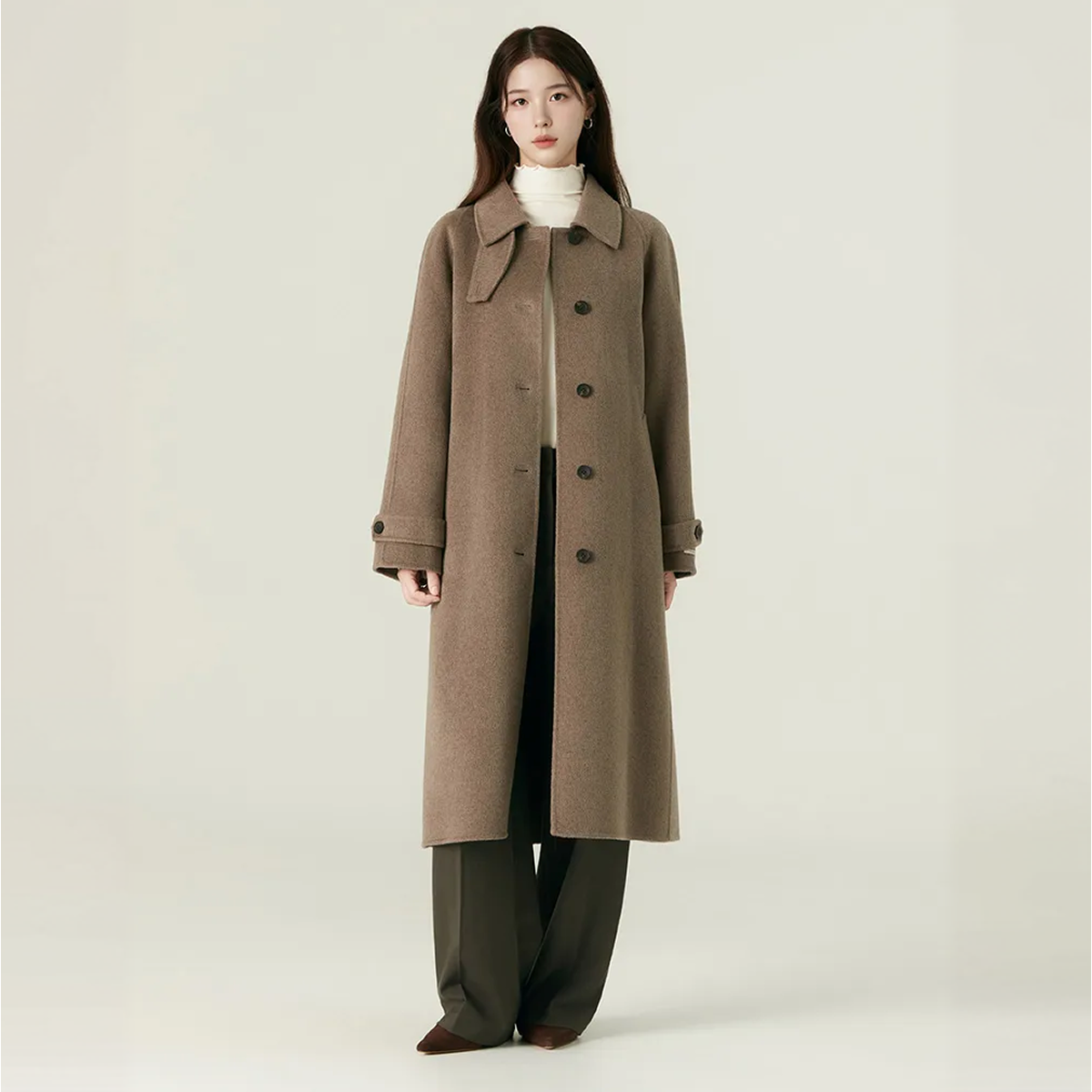 편하게 입기 좋은 벨티드 맥코트, 로엠 올데이 스타일로 만나보세요!