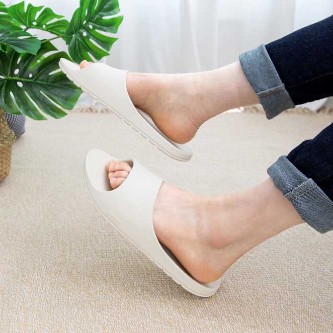 문에 걸리지 않는 욕실화, 퓨어 발등 낮은 욕실 슬리퍼로 편하게 신어요