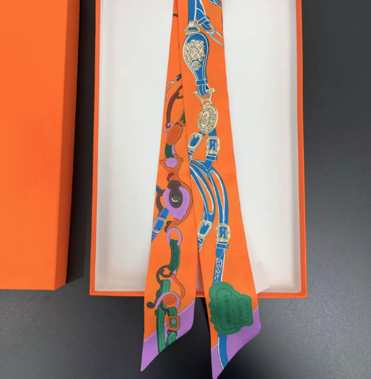 일상 속에서 멋내기 좋은 명품 패턴 가방과 스카프 추천