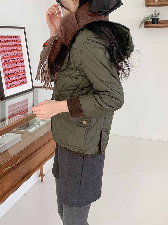 편하게 입기 좋은 여성용 퀼팅 자켓, 코듀로이 칼라와 누빔 패딩이 포인트