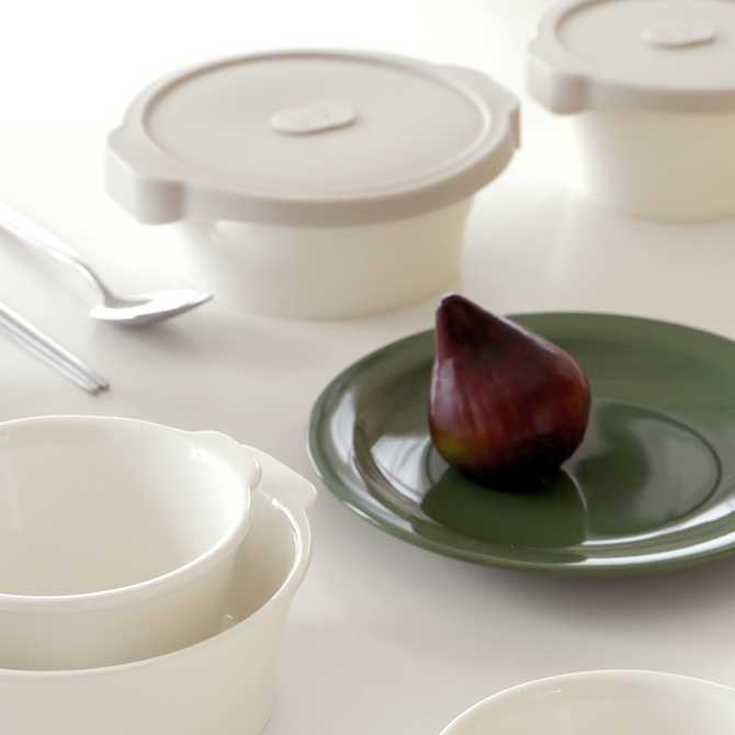 집에서 간편하게 사용하는 도자기 전자레인지용 국그릇과 냉동밥 저장 용기