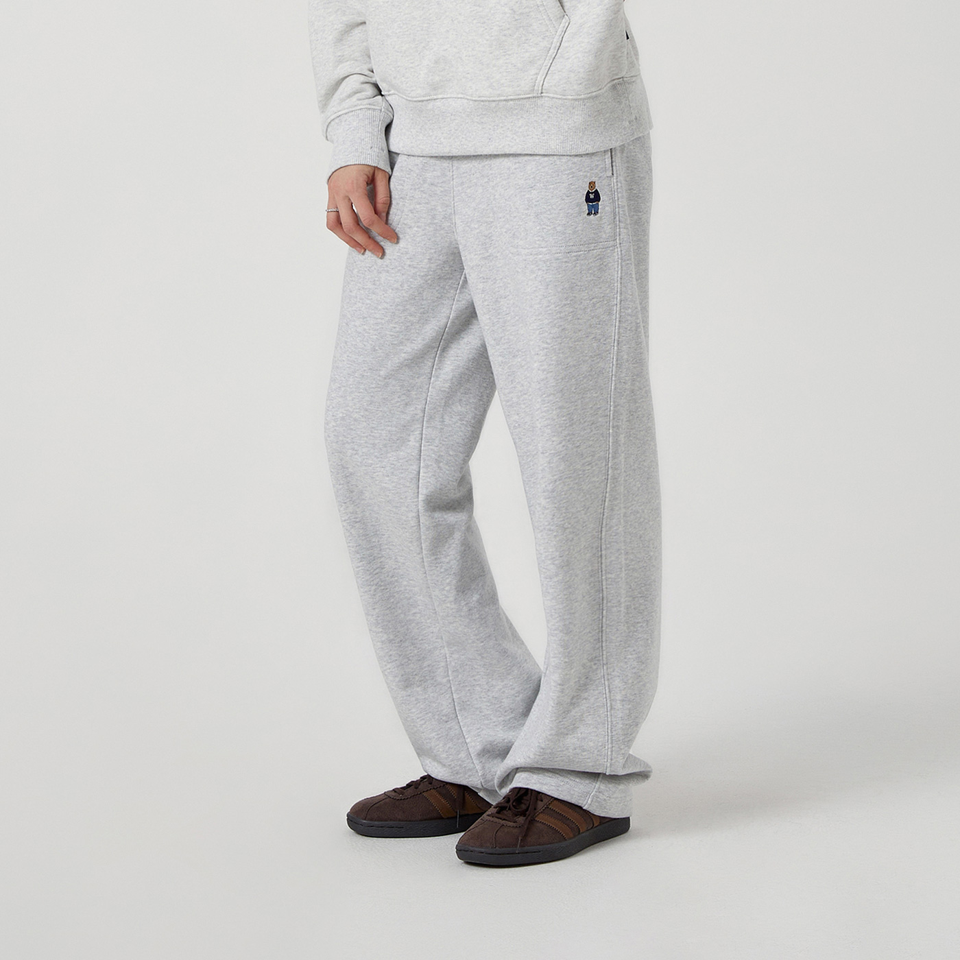 편하게 입기 좋은 스티브 와이드 팬츠, 어떤 매력일까?