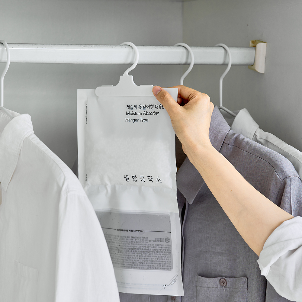 옷장 속 습기 걱정 끝! 간편하게 사용하는 옷걸이형 제습제 추천