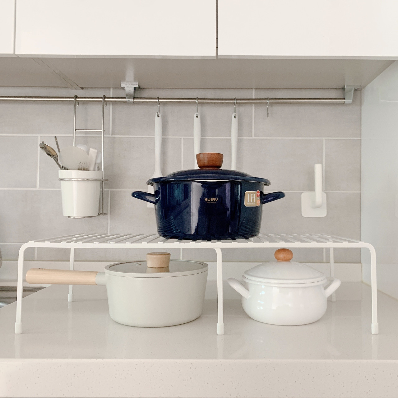 주방 정리의 필수템! 길이 조절이 가능한 후라이팬과 그릇 정리선반