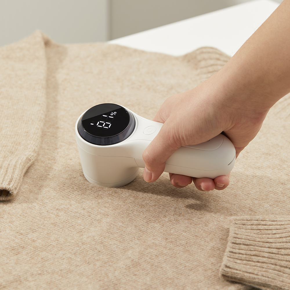 집에서도 쉽게 사용하는 충전식 보풀 제거기, 정말 편리하네요!