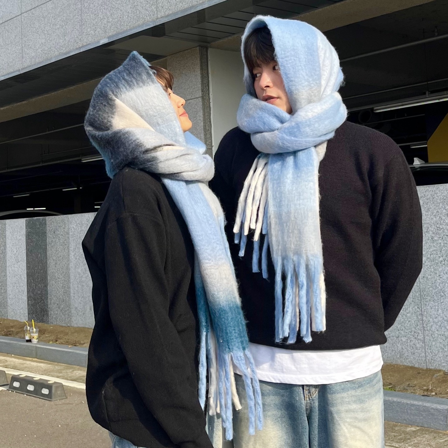 연인과 함께하는 따뜻한 체크 목도리, 스타일과 포근함을 동시에!