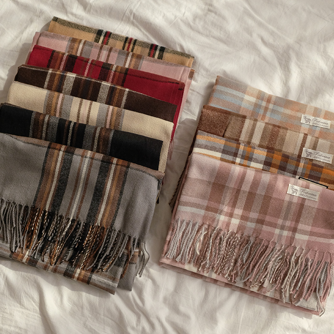 포근하고 스타일리시한 긴 체크 목도리, 11가지 컬러로 만나보세요!