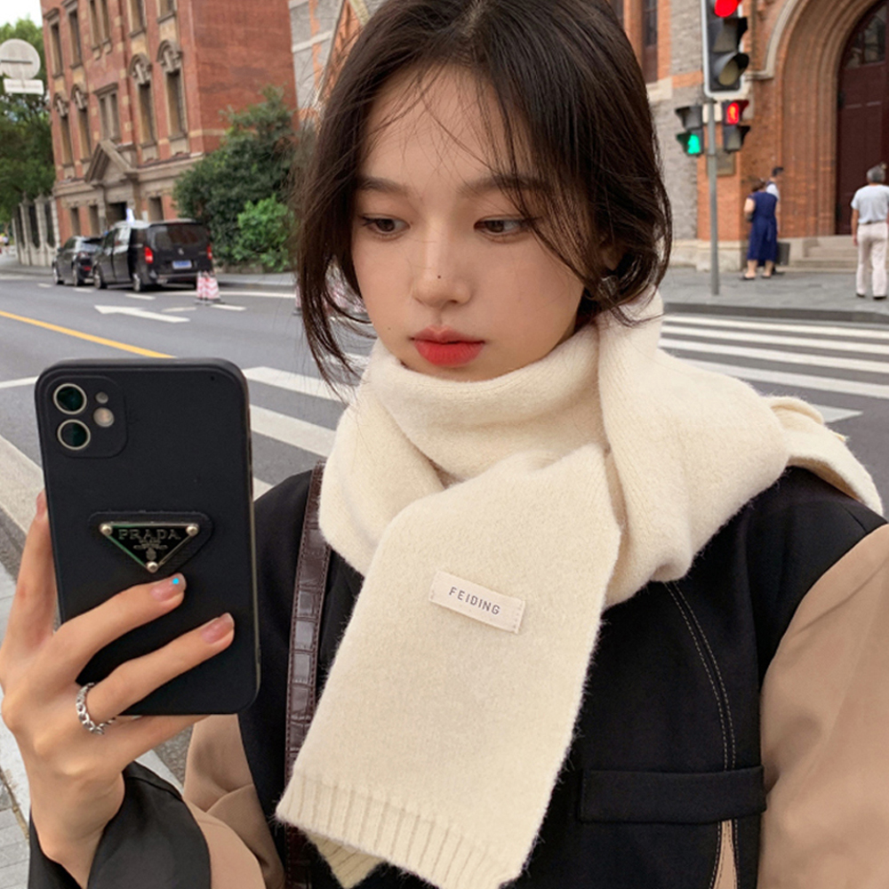 편하게 착용하는 숏 무지 니트 목도리, 남녀 모두 좋아요!